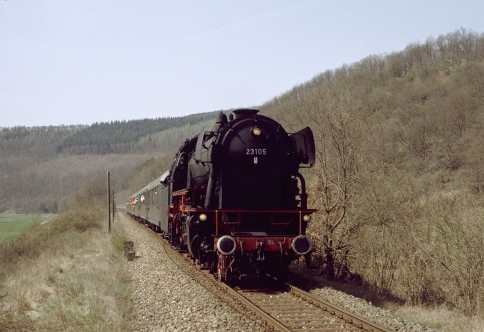 23 105 mit Sonderzug aus Wertheim kommend, kurz vor dem Gamberger Tunnel, am 21.04.1996