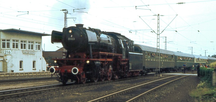 23 023 mit Sonderzug Rheine -> Hoek van Holland in Salzbergen, am 10.09.1977