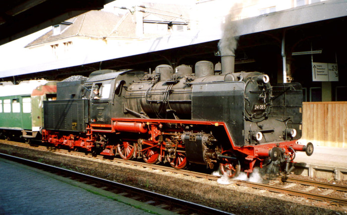24 083 im Bahnhof in Hameln, Juli 2001