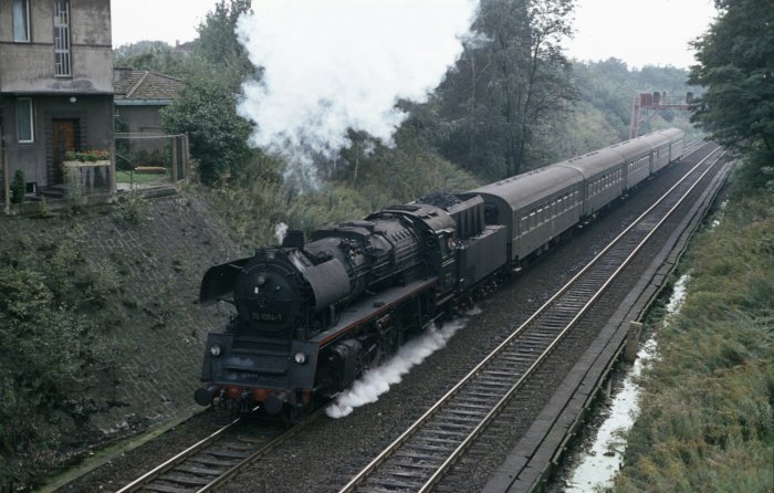35 1004 mit Pz Richtung Berlin bei Altglienicke, 06.10.1975