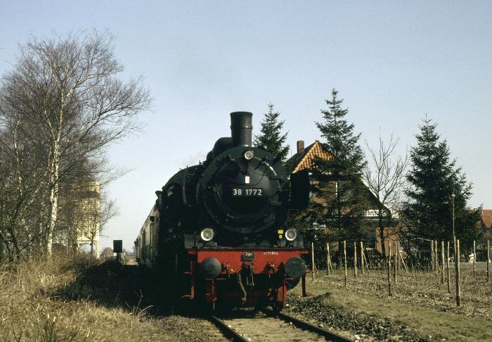 38 1772 mit Sonderzug von Buxtehude nach Harsefeld, fotografiert beim Halt in Apensen, um 13.10h am 18.03.1984