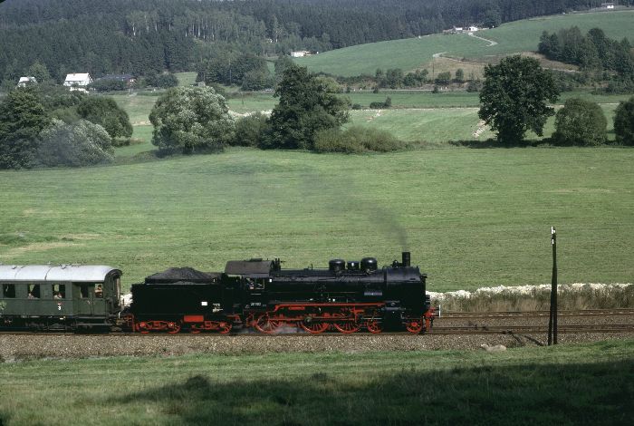 38 1182 bei Scheinanfahrt mit Sonderzug bei Ebersreuth (Adorf), am 10.09.1983