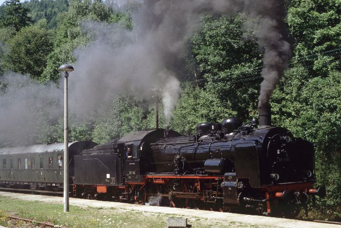 38 1182 in Schwarzburg am Bahnsteig, am 09.08.1997