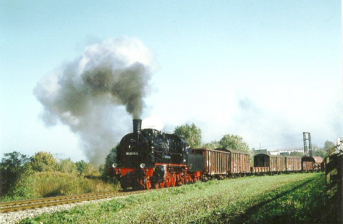 38 205 mit Foto-Güterzug hinter Zwönitz, im Oktober 1996