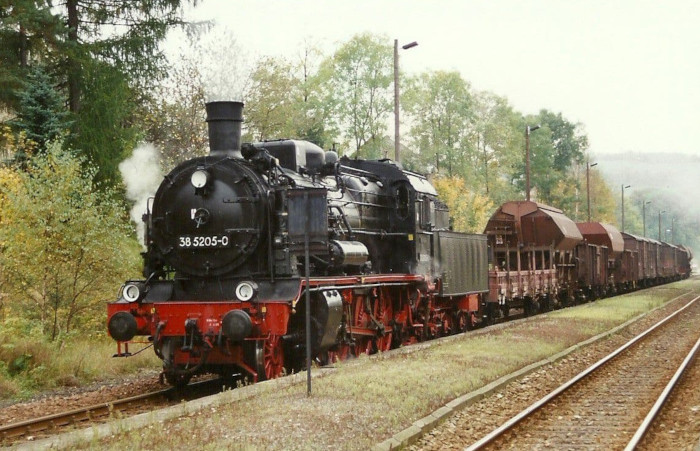 38 205 vor Foto-Güterzug Nr.81995 in Burkhardsdorf, um 15:45h am 14.10.1996