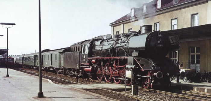 39 149 vor Personenzug im Stuttgarter Einsatzgebiet etwa 1965