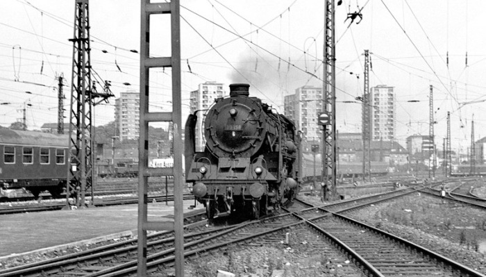39 196 trifft mit dem D 919 Richtung Zürich/Singen in Stuttgart Hauptbahnhof gerade ein, am 24.07.1966