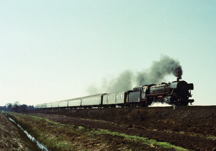 042 320 donnert mit Höchstgeschwindigkeit (überschritten?) in Richtung Norden mit D 735, fotografiert bei Lathen am 21.03.1975
