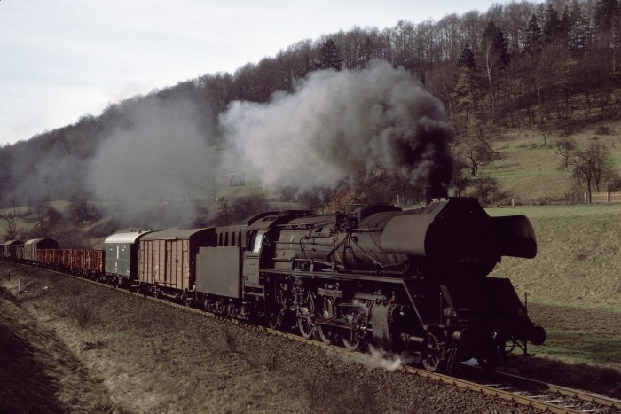 41 1036 mit Güterzug zwischen Zeutsch und Orlamünde, um 11:33h, am 16.03.1977