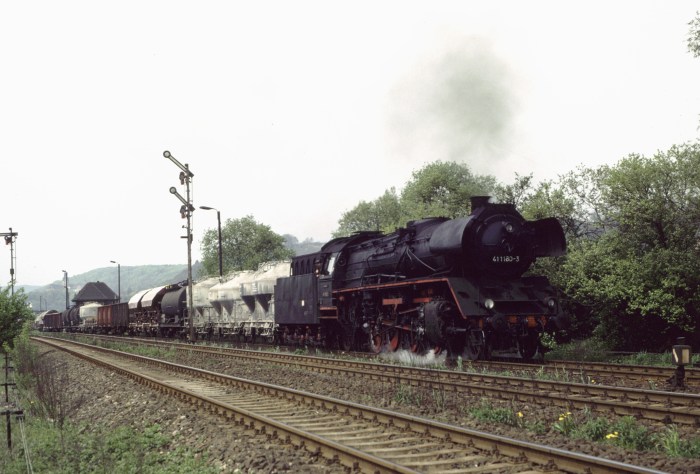 41 1180 mit Ng 66474 Ausfahrt Rudolstadt Gbf, 07.05.1983