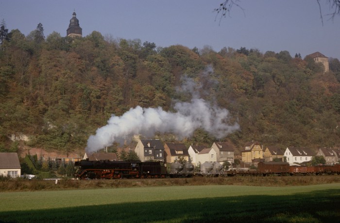 41 1182 mit Güterzug ->Saalfeld bei Orlamünde, 25.10.1985