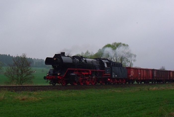 41 1144 rollt mit DGz 91674 (Eisenach-Immelborn) abwärts durch Oberrohn hindurch, um 8:43h am 10.04.2014