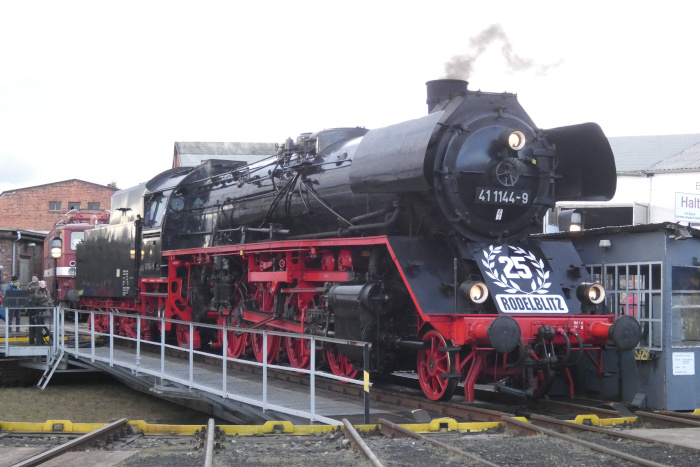 41 1144 mit dem schön auffälligen, großen Jubiläumsschild auf der Pufferbohle wird gerade am Zielort im Bw Arnstadt gedreht, um 15:32h am 25.01.2025