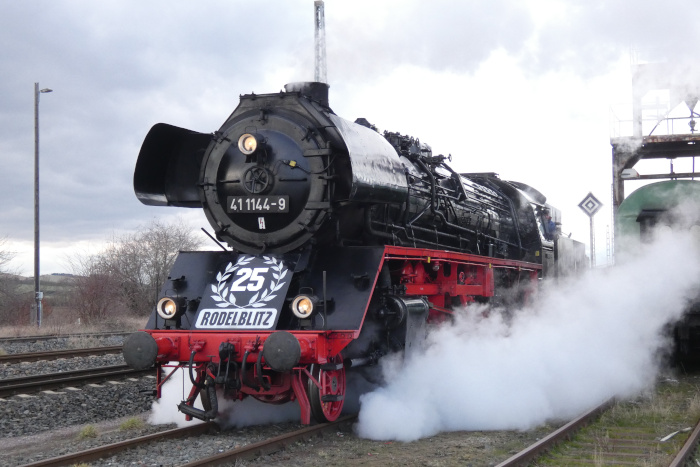 41 1144 beim Umsetzen im Gelände des Bw Arnstadt, um für Rückfahrt wieder vor die Wagen vom Rodelblitz gekuppelt zu werden, um 15:32h am 25.01.2025