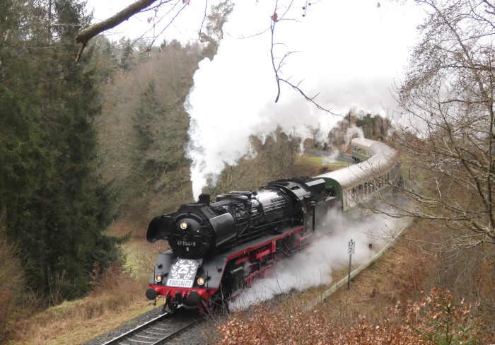 41 1144 mit dem Rodelblitz-Sonderzug der IGE-Werrabahn (Eisenach→Arnstadt), auch wieder fotografiertund Sound aufgenommen an bekannter Stelle bei Springstille vorm Hischbachtunnel (km 17,0) um 12:01h am 26.01.2025