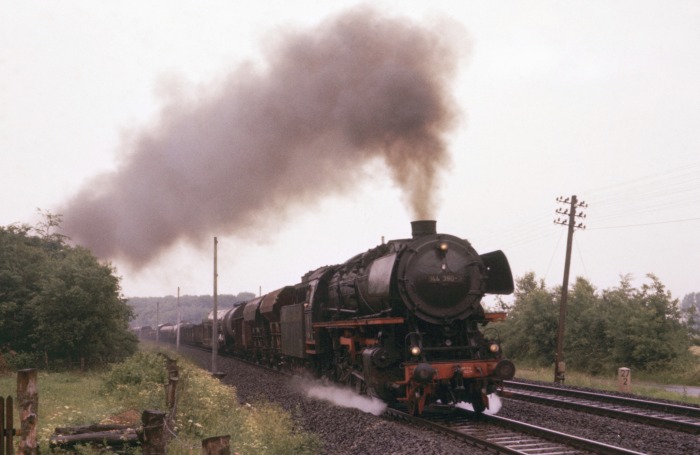 044 390 mitGüterzug bei Hämelerwald, am 24.06.1975