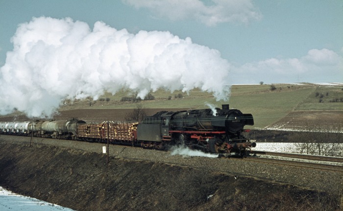 044 671 mit Güterzug Herzberg->Ellrich bei Bartolfelde, 20.03.1976