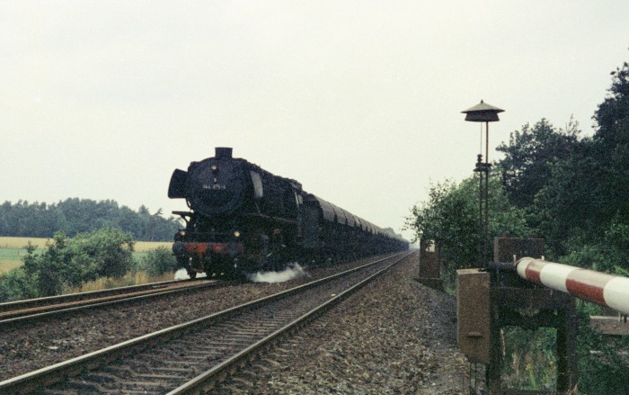044 375 mit einem Selbstentladewagen- Güterzug Richtung Süden fahrend, nahe der ehemaligen Blockstelle Mehringen nördlich von Salzbergen, im Juli 1974