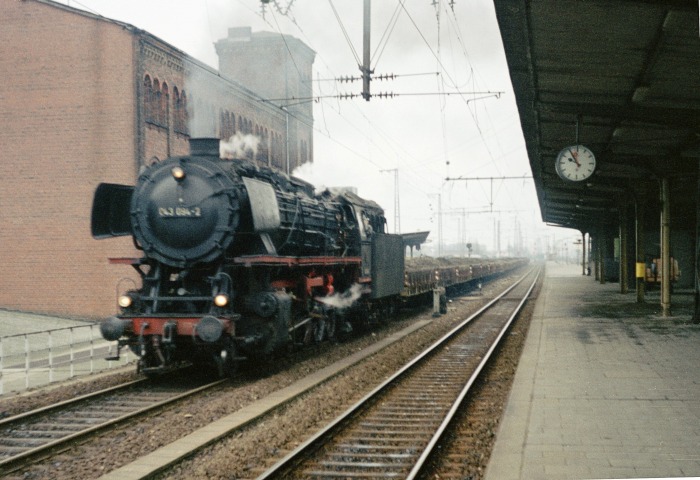 043 094 mit einem Sand-Aushub, Schutt oder Bauzug oder sowas (?) durchfährt den Bahnhof Rheine Richtung Norden, um 9:55h am 19.03.1975.