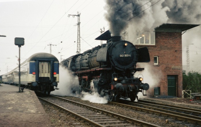 043 903-4 startet im Bahnhof Rheine mit einem Erzwagen-Leerzug Richtung Emden, um 10:20h am 19.03.1975