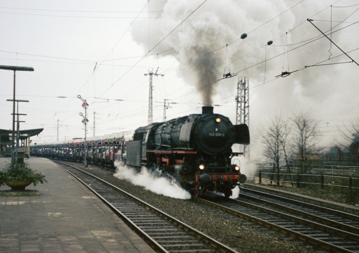 043 326 mit Autozug Durchfahrt Bahnhof Rheine, 19.03.1975