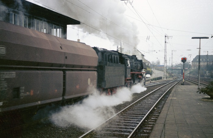043 100 mit Erzwagenzug Durchfahrt Bahnhof Rheine, 19.03.1975