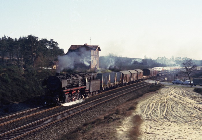 043 100  mit Güterzug am Lathener Einschnitt, am 21.03.1975