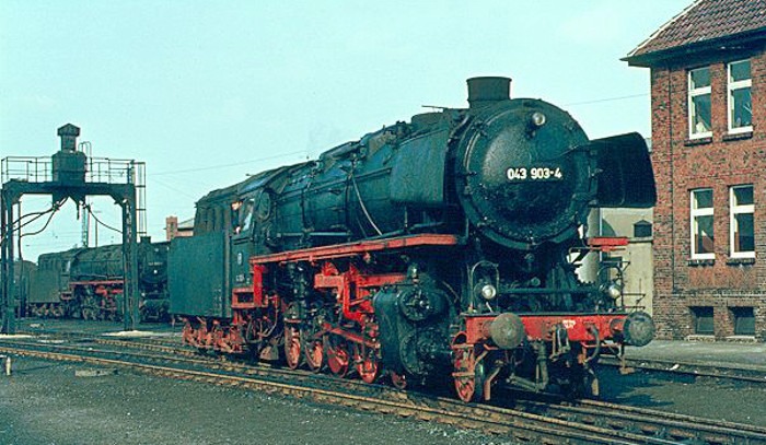 Die 043 903 - die letzte Plan-Dampflok der Bundesbahn - immer noch im (fast) normalen Betriebseinsatz im Bw Rheine, am 13.03.1977