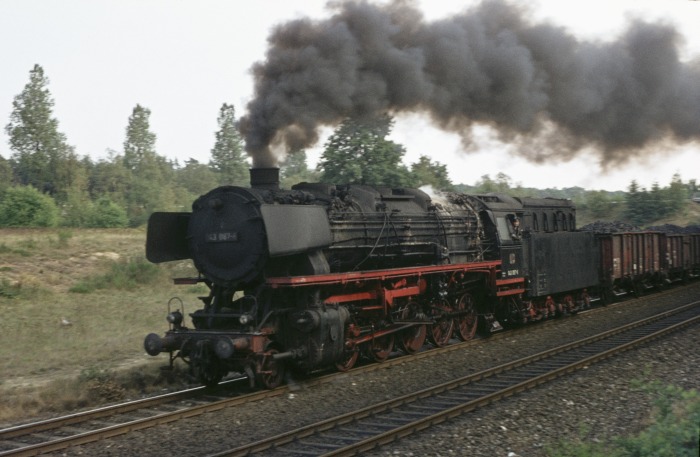 043 087 mit Kohlezug ->Emden nördlich von Meppen, am 14.08.1976