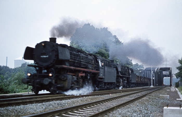 043 100 + 043 321 allerdings mit einem leichten Güterzug und leider keinem schweren Erzzug, bei Hanekenfähr südlich Lingen, am 10.09.1977