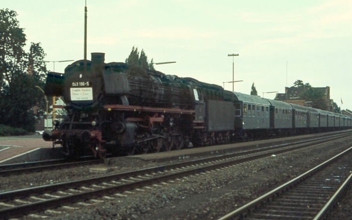 043 196 vor Sonderzug auf der Emslandstrecke, beim Halt in Lingen, am 10.09.1977