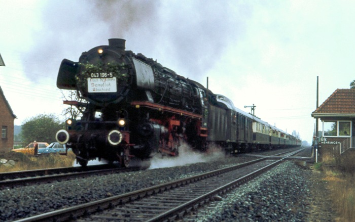 043 196 mit Rheingold-Sonderzug auf der Emslandstrecke, an der Blockstelle Mehringen, am 06.10.1977