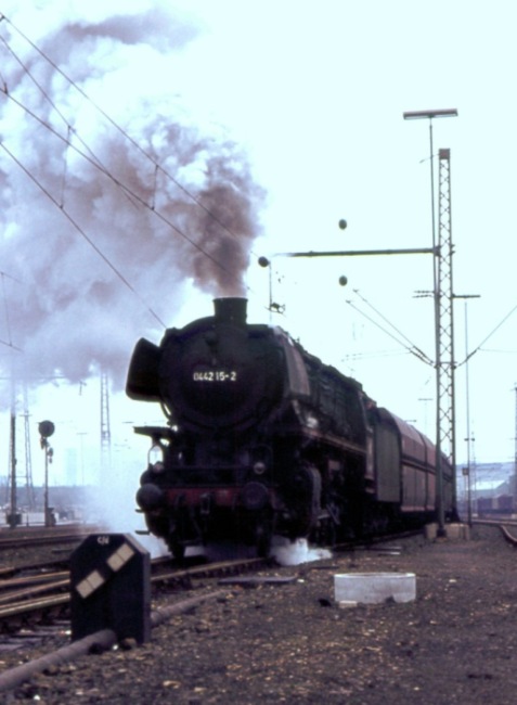 044 215 mit Dg (Kohlewagenzug) Ausfahrt Recklinghausen, im April 1977
