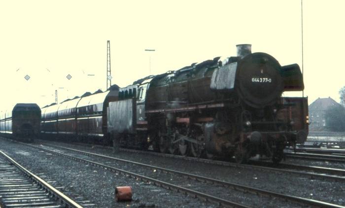 044 377 vor gefülltem Kohle-Güterzug in einem der vielen Rangierbahnhöfen im Ruhrgebiet, im Mai 1977