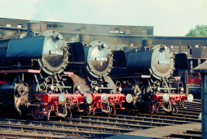 044 654 neben 044 508 und 044 379 im Bw Glesenkirchen-Bismarck, im Mai 1977