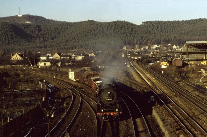 44 0601 Gz aus Richtung Rudolstadt, einfahrend Saalfeld, 28.12.1980