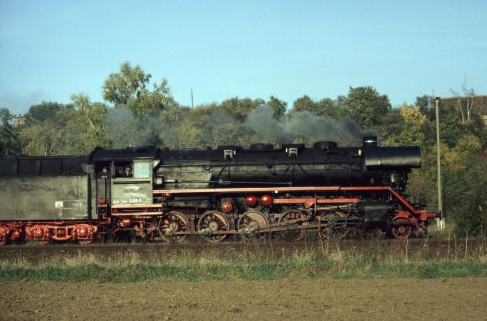 44 1486 mit Sondergüterzug einfahrend Wasserthaleben, 20.10.2001