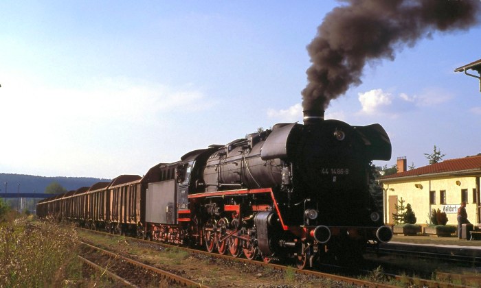44 1486 vor leerem Holzwagen-Zug in Walldorf im Rahmen des Kiesdampfes Oktober 2007