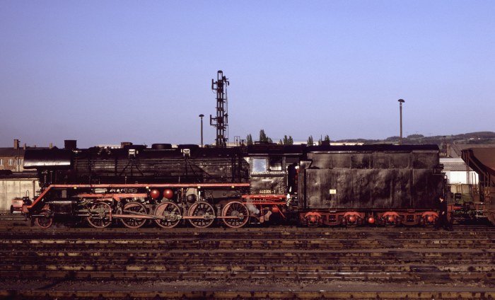 44 0305 vor Güterzug in Saalfeld, am 09.05.1981