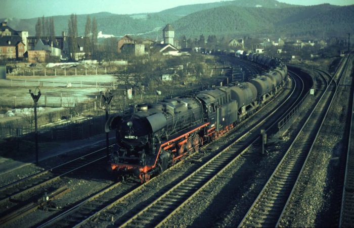 44 0397 mit Ng 66471 aus Richtung Göschwitz von der Saaletalstrecke einfahrend in Saalfeld, morgens im März 1981