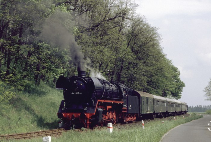 44 1412 mit Sonderzug bei einem Fotohalt auf der Strecke Forst-Guben 14.05.1983