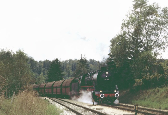 44 1616 mit Salzzug auf der HzL, einfahrend Gammertingen, 17.09.1994