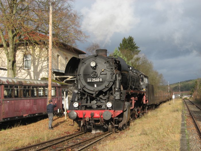 44 2546 vor Rungenwagen-Gz im Bahnhof Wildburgstetten, 10.30h am 23.11.2009