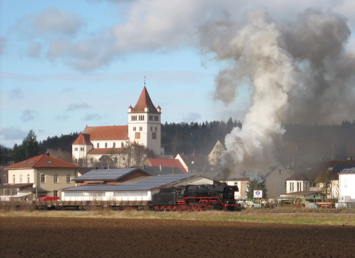 44 2546 mit Hackschnitzel-Spezialgüterzug Dgz 64863 Durchfahrt Fremdingen, 23.11.2009