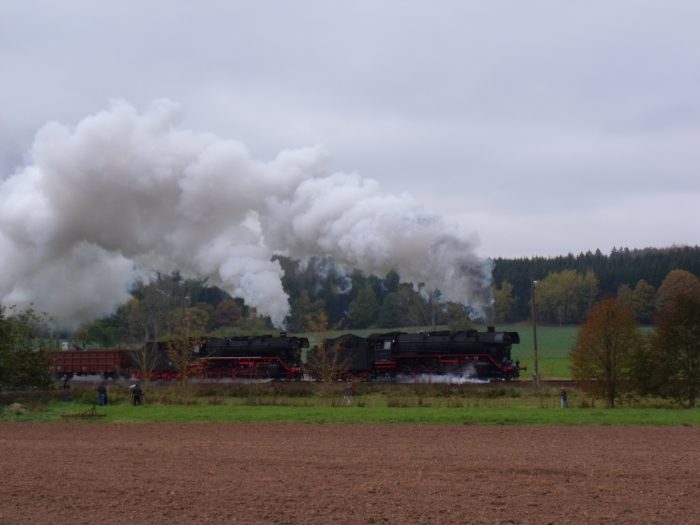 44 2546 + 44 1486 mit Güterzug  “DGz 204” Ausfahrt Oberrohn um 12:43h am 27.10.2011