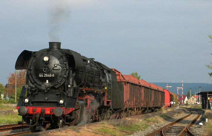 44 2546  mit Güterzug aus Richtung Salzungen in Immelborn beim bekannten Kiesdampf 2010, am 07.10.2010