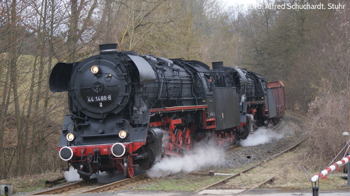 44 1486 + 44 2546 mit DGz 209 nach Eisenach, an der Einfahrt von Oberrohn, am 11.04.2013