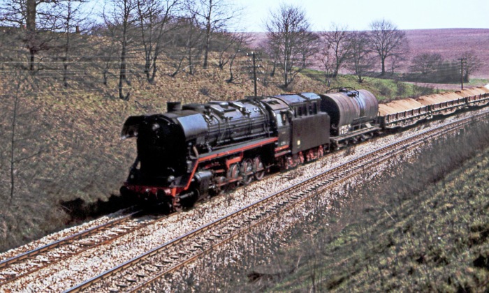 unbekannte 44 kommt mit Güterzug abwärts aus Richtung Triptis/Unterwellenborn durch den Einschnitt bei Saalfeld gefahren, fotografiert im April 1978