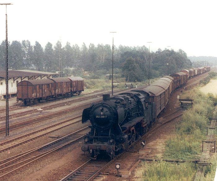 052 298 mit Güterzug Einfahrt Vorsfelde, September 1974