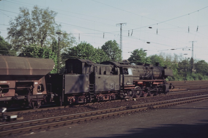 052 604, die mit ihrem südwärts fahrendem Güterzug im südlichen Stadtbereich von Köln überholt wurde, um ca.16:45h am 07.05.1975